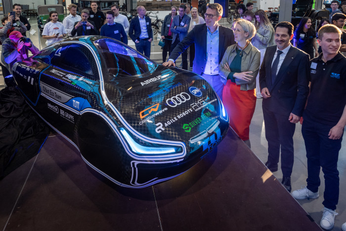 Bayerns Wissenschaftsminister Markus Blume, Münchens zweite Bürgermeisterin Katrin Habenschaden und Prof. Thomas F. Hofmann, Präsident der TUM, bei der Premiere des muc023. (Bild: Andreas Heddergott / TUM)