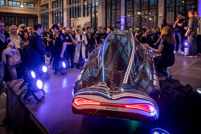 Bayerns Wissenschaftsminister Markus Blume, Münchens zweite Bürgermeisterin Katrin Habenschaden und Prof. Thomas F. Hofmann, Präsident der TUM, bei der Premiere des muc023. (Bild: Andreas Heddergott / TUM)