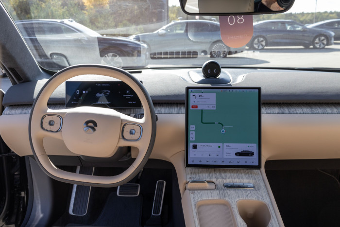 Der Innenraum ist sehr übersichtlich und hochwertig ausgestattet. Für viele Funktionen gibt es keine eigenen Taster und Schalter mehr.  (Foto: Werner Pluta/Golem.de)