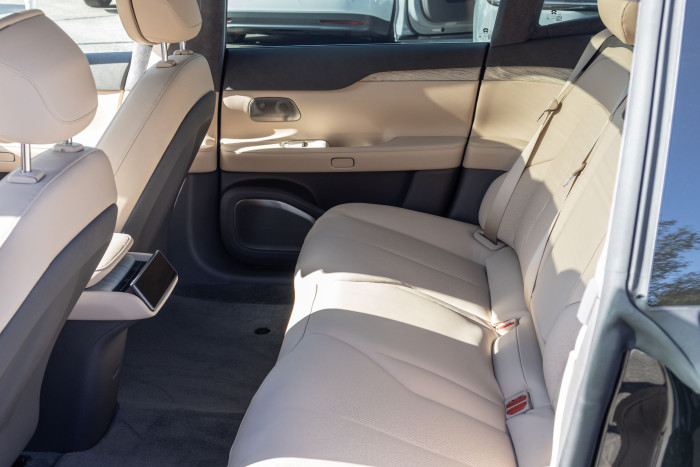 Im Fond gibt es sehr viel Platz für die Passagiere, die ebenfalls Massagesitze haben. (Foto: Werner Pluta/Golem.de) 