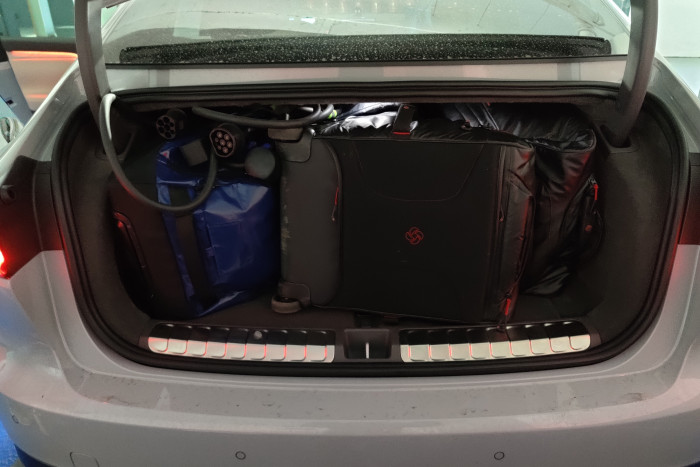 Der Kofferraum ist mit 368 Litern aber recht klein. Stauraum für das Ladekabel gibt es nicht.  (Foto: Friedhelm Greis/Golem.de)