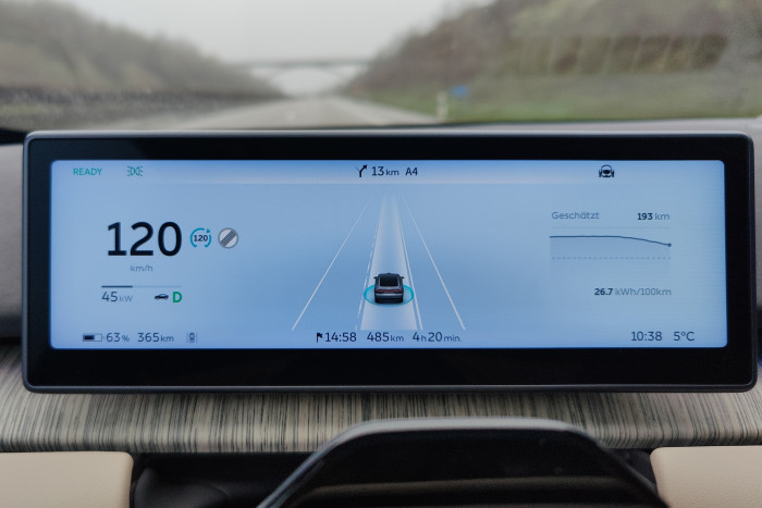 Das Fahrerdisplay ist recht groß, zeigt aber nur wenige Informationen an. (Foto: Friedhelm Greis/Golem.de) 