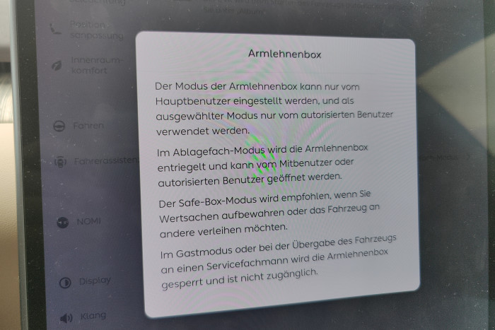 Die Box in der Mittelkonsole lässt sich verriegeln.  (Foto: Friedhelm Greis/Golem.de)