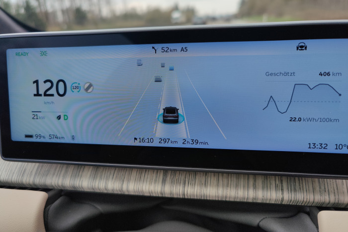Im Fahrerdisplay rechts oben gibt es noch eine geschätzte Reichweite. (Foto: Friedhelm Greis/Golem.de) 