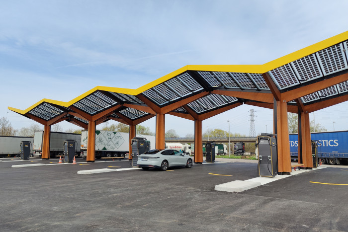 Auf der Strecke nach Paris gibt es inzwischen zahlreiche große Ladestationen.  (Foto: Friedhelm Greis/Golem.de)