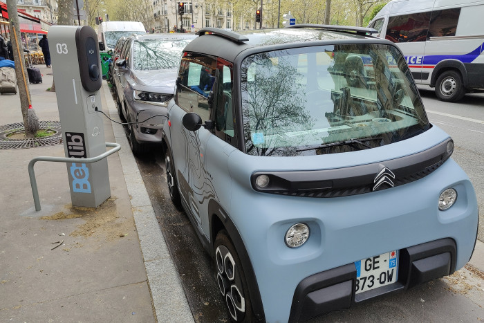 Deutlich besser für die Pariser Innenstadt geeignet: der Citroen Ami.  (Foto: Friedhelm Greis/Golem.de)