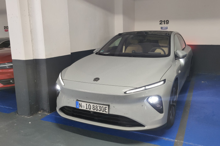 Für enge Parkhäuser ist der Nio ET7 eher schlecht geeignet. (Foto: Friedhelm Greis/Golem.de) 