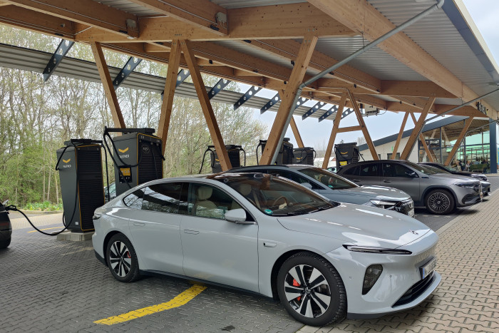 Weil der getauschte Akku nur zu 90 Prozent geladen war, haben wir den Rest noch per Ladekabel aufgefüllt. (Foto: Friedhelm Greis/Golem.de) 