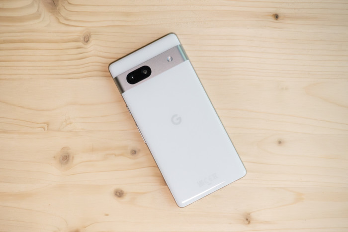 Die R&uuml;ckseite ist aus Kunststoff und nicht aus Metall wie bei den anderen Pixel-7-Smartphones. (Bild: Tobias K&ouml;ltzsch/Golem.de)