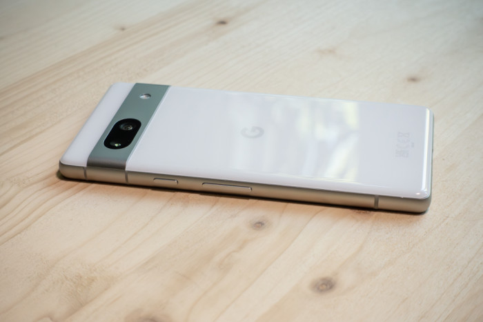 Der Rahmen des Pixel 7a ist aus geb&uuml;rstetem Aluminium. (Bild: Tobias K&ouml;ltzsch/Golem.de)
