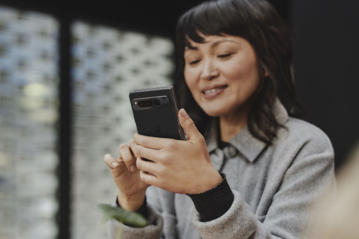 Zusammengeklappt ist das Pixel Fold breiter als das Galaxy Z Fold 4 von Samsung. (Bild: Google)