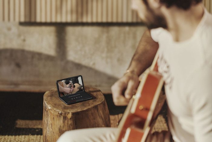 Aufgeklappt lässt sich das Pixel Fold auf einen Tisch stellen. (Bild: Google)