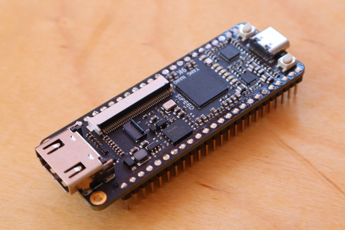 Auf der Oberseite des Tang Nano 9k befinden sich gleich zwei Anschlüsse für Displays. Vorn die HDMI-Buchse, hinten die USB-C-Buchse zum Programmieren des FPGA. (Bild: Johannes Hiltscher/Golem.de)