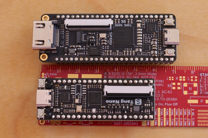Die Tang Nanos sind kompakt, beim 9k sind FPGA und Platine deutlich größer als beim 1k. (Bild: Johannes Hiltscher/Golem.de)