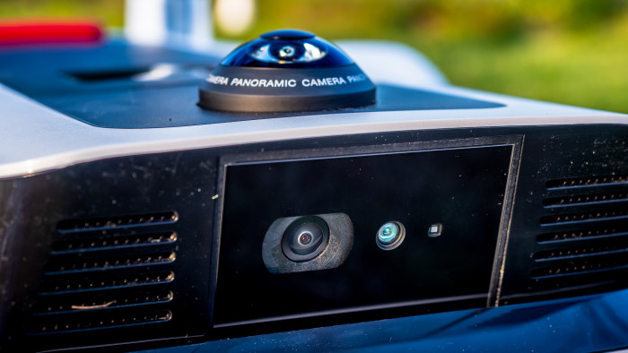 Eine Fisheye-Kamera vorn und eine Panorama-Kamera oben erkennen Hindernisse und erlauben per Live-Stream auf dem Smartphone im Garten nach dem Rechten zu sehen. (Bild: Berti Kolbow-Lehradt)