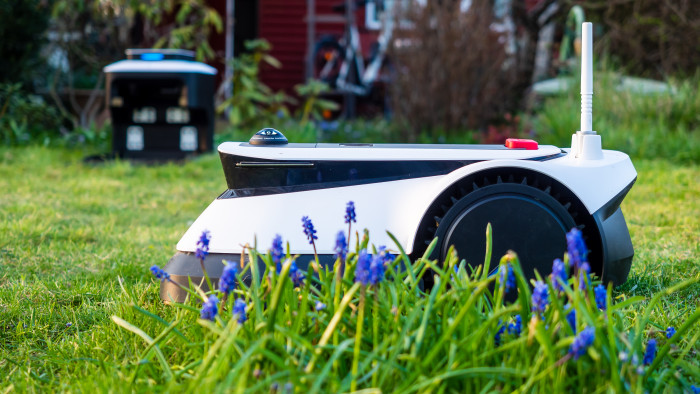 Der Ecovacs Goat G1 navigiert sich auf der virtuellen Karte systematisch und umfährt souverän zuvor erstellte Tabuzonen wie eine Frühblüherinsel. (Bild: Berti Kolbow-Lehradt)