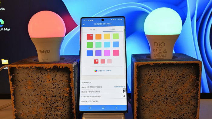 Android-Handy (Mitte) steuert die bunten Fritz-Smart-Home-Funk-LED-Lampen. (Bild: Harald Karcher)
