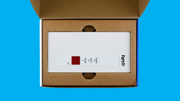 Das AVM Fritz Smart Gateway hat an der Front drei LEDs für Zigbee, DECT und WLAN sowie einen großen, roten Connect-Knopf. (Bild: Harald Karcher)