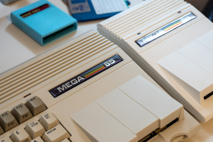 Statt Metallschildchen gibt es schicke gewölbte Labels. (Bild: Martin Wolf/Golem.de)