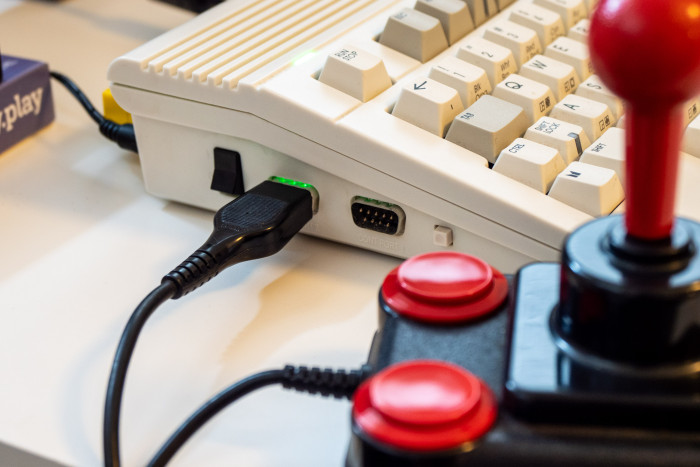 Die Anschlüsse gleichen auf den ersten Blick denen des Originals. (Bild: Martin Wolf/Golem.de)