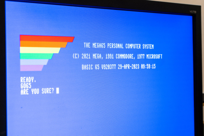 Der Startbildschirm zeigt nun auch die Uhrzeit und das Datum. (Bild: Martin Wolf/Golem.de)