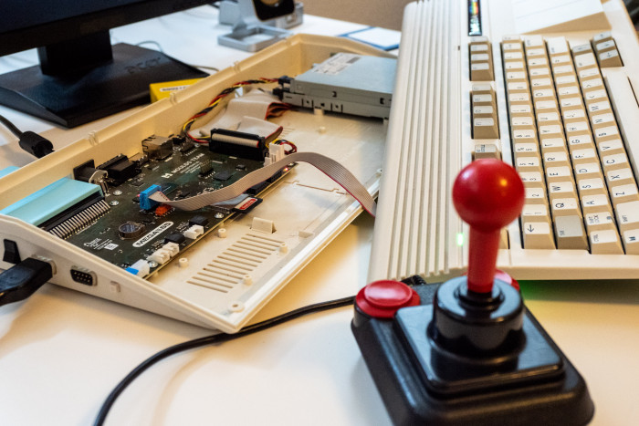 Das Innenleben ist mit der kleinen Platine weniger gefüllt ... (Bild: Martin Wolf/Golem.de)