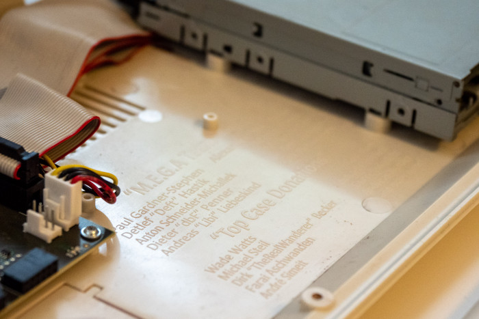 Im Gehäuse sind die Top-Spender und die Macher des Mega65 verewigt.  (Bild: Martin Wolf/Golem.de)