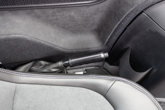 Hier ist alles retro - es gibt sogar eine Handbremse. (Bild: Werner Pluta/Golem.de)