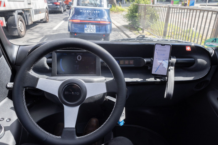 Statt eines Navigationssystems weist das Smartphone den Weg. (Bild: Werner Pluta/Golem.de)