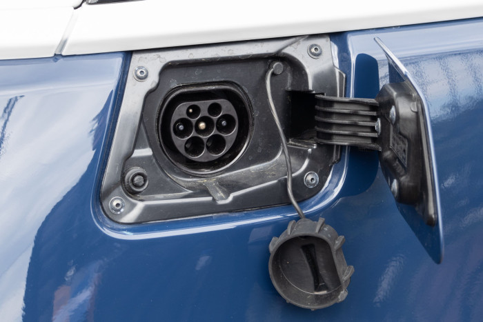 Das Fahrzeug hat einen Typ-2-Stecker, lädt aber nur mit 2,6 Kilowatt. (Bild: Werner Pluta/Golem.de)