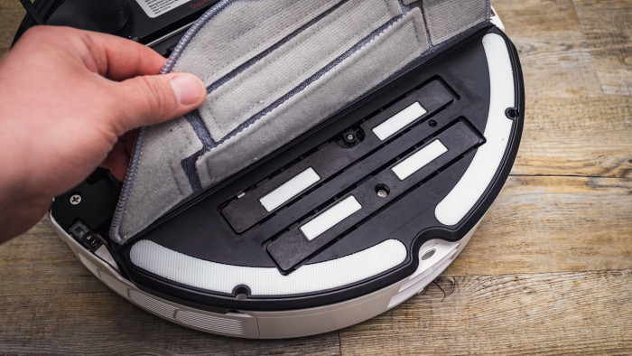 Zwei Rüttelplatten bringen das Wischtuch zum Schwingen. Durch die vielen kleinen Bewegungen schrubbt der Roboter selbst hartnäckige Flecken gut weg. (Bild: Berti Kolbow-Lehradt)