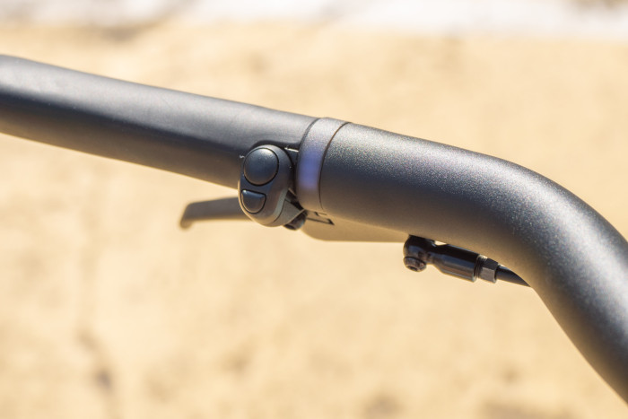 Am Lenker gibt es jetzt auf beiden Seiten zwei Knöpfe. (Bild: Nina Völkel/Golem.de)