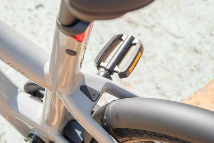 Der Ladeanschluss ist gut erreichbar. (Bild: Nina Völkel/Golem.de)