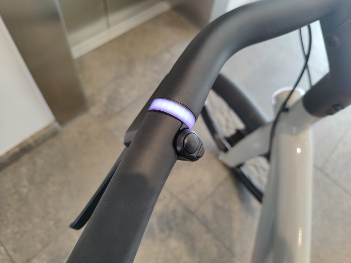 Statt des Displays leuchten Ringe am Lenker. (Bild: Nina Völkel/Golem.de)