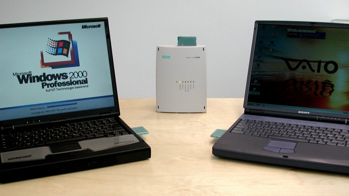 2000 hatten Laptops noch kein WLAN fest verbaut: Es gab aber schon 11b-WLAN-Steckkarten für den PCMCIA-Slot (im Bild grün). Hinten steht der 11b-WLAN-zuspielende Router Siemens I-Gate 11M I/LAN. (Bild: Harald Karcher)