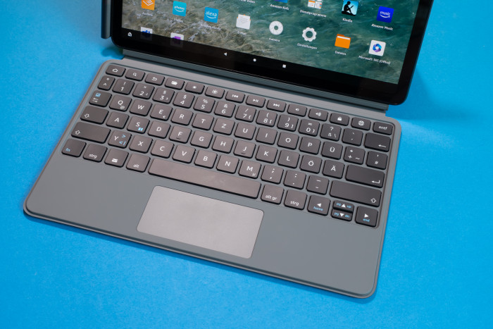 Die Tastatur erlaubt angenehmes Tippen, das Trackpad ist hingegen etwas klein. (Bild: Tobias Költzsch/Golem.de)