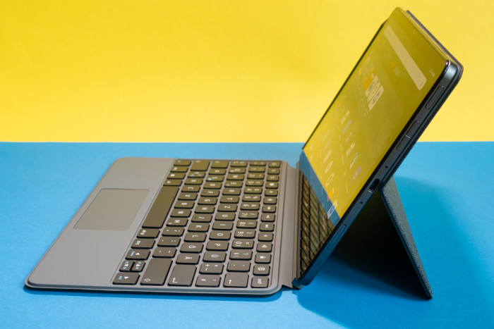 Die Tastatur kann unabhängig vom Rückcover abgenommen werden; das Cover dient als Ständer. (Bild: Tobias Költzsch/Golem.de)