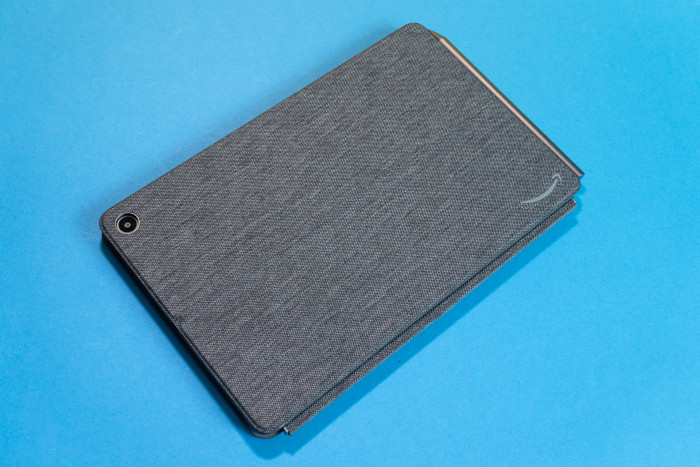 Das Cover ist aus grauem Stoff. (Bild: Tobias Költzsch/Golem.de)