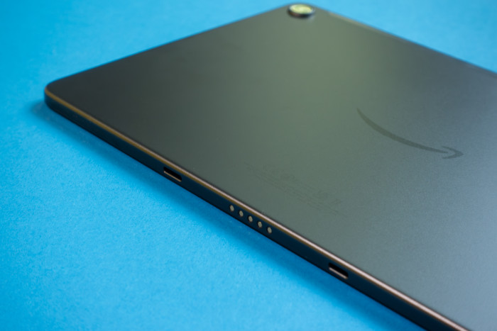 Die Tastatur wird über Kontakte mit dem Tablet verbunden. (Bild: Tobias Költzsch/Golem.de)