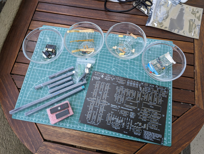 Die Bauteile des Gigatron TTL können in der Menge etwas furchteinflößend wirken. (Bild: Tobias Költzsch/Golem.de)