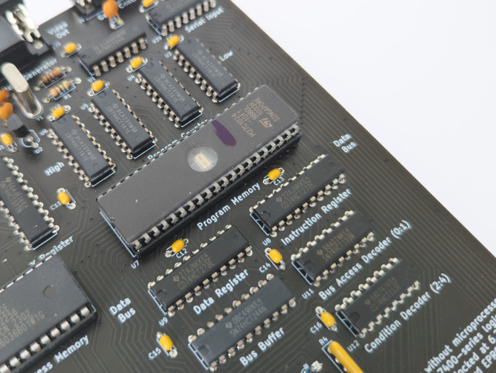 Die einzelnen Komponenten der Schaltung sind beschriftet, im Bild der EPROM mit der vorprogrammierten Software. (Bild: Tobias Költzsch/Golem.de)