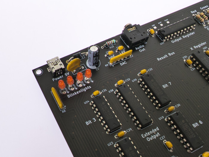 Die vier LEDs leuchten rhythmisch, wenn der Computer eingeschaltet ist. (Bild: Tobias Költzsch/Golem.de)