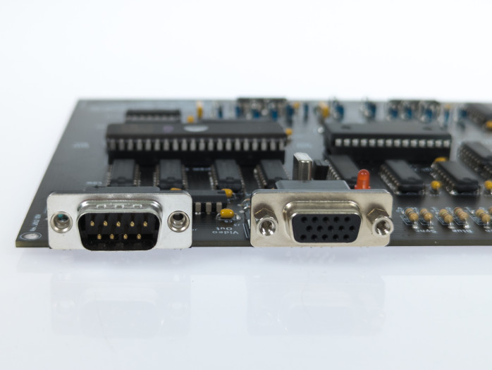 Der Gigatron TTL lässt sich außerdem direkt mit einem Joystick oder einem Gamepad steuern. (Bild: Tobias Költzsch/Golem.de)