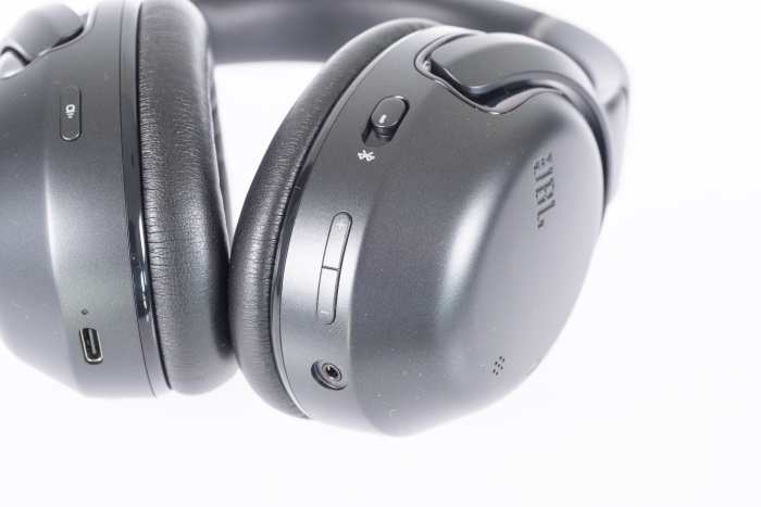 Der Tour One M2 hat Lautstärketasten, die gerne besser erfühlbar sein dürfen. (Bild:Nina Völkel/Golem.de)