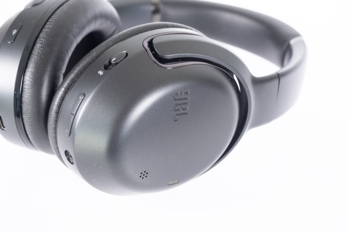 Die Außenseite des Tour One M2 ist ein Sensorfeld zur Steuerung. (Bild:Nina Völkel/Golem.de)