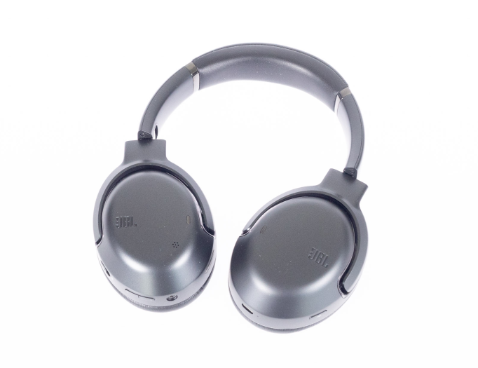 Die Hörmuscheln des Tour One M2 sind drehbar. (Bild:Nina Völkel/Golem.de)