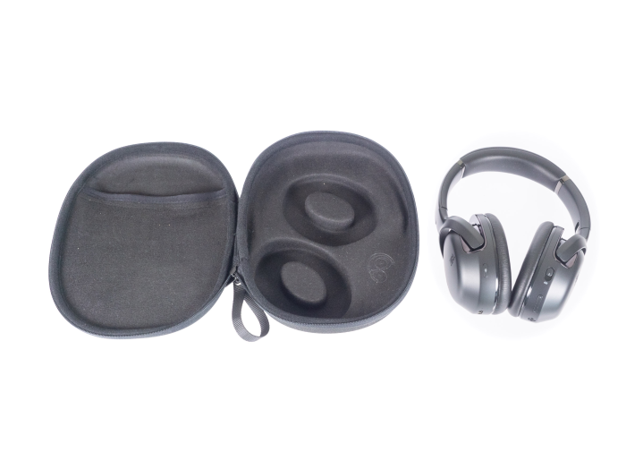 Der Tour One M2 und die mitgelieferte Transporttasche (Bild:Nina Völkel/Golem.de)