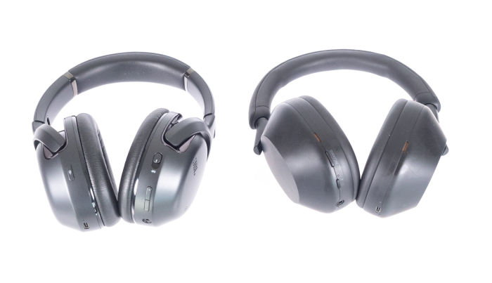 Links der Tour One M2, rechts daneben der WH-1000XM5 von Sony (Bild:Nina Völkel/Golem.de)