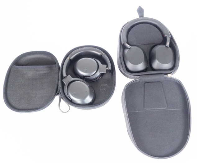 Links der zusammengefaltete Tour One M2 in der Transporttasche, rechts daneben der WH-1000XM5 ohne Faltmechanismus in der zugehörigen Transporttasche (Bild:Nina Völkel/Golem.de)