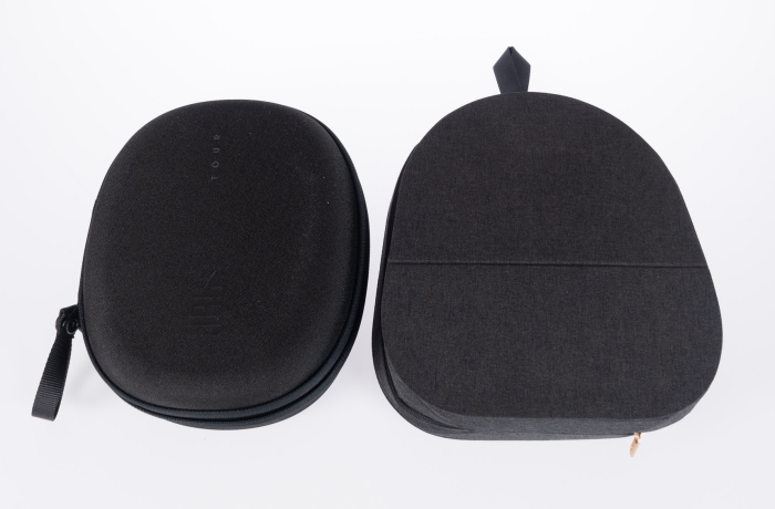 Links die verschlossene JBL-Tasche mit Druckknopf an der Schlaufe, rechts die geschlossene Sony-Tasche  zum WH-1000XM5 (Bild:Nina Völkel/Golem.de)